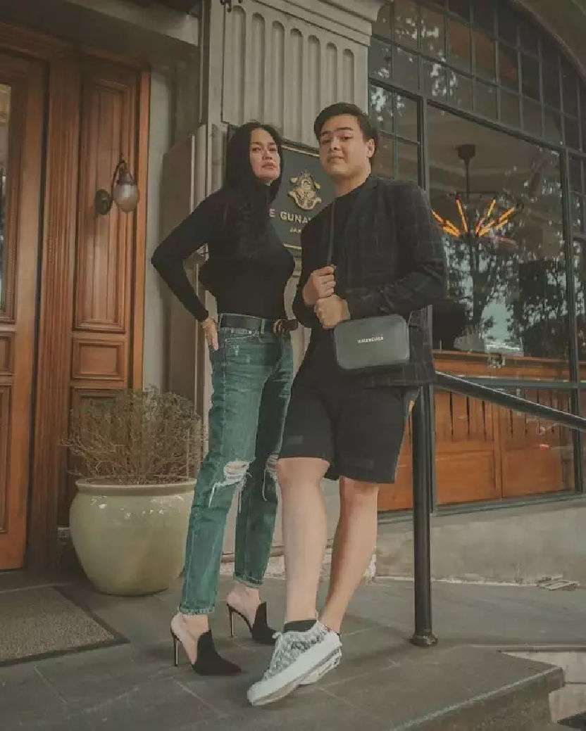Awet Muda, Potret Seleb Cantik Bareng Putranya, Kerap Dikira Pacar!