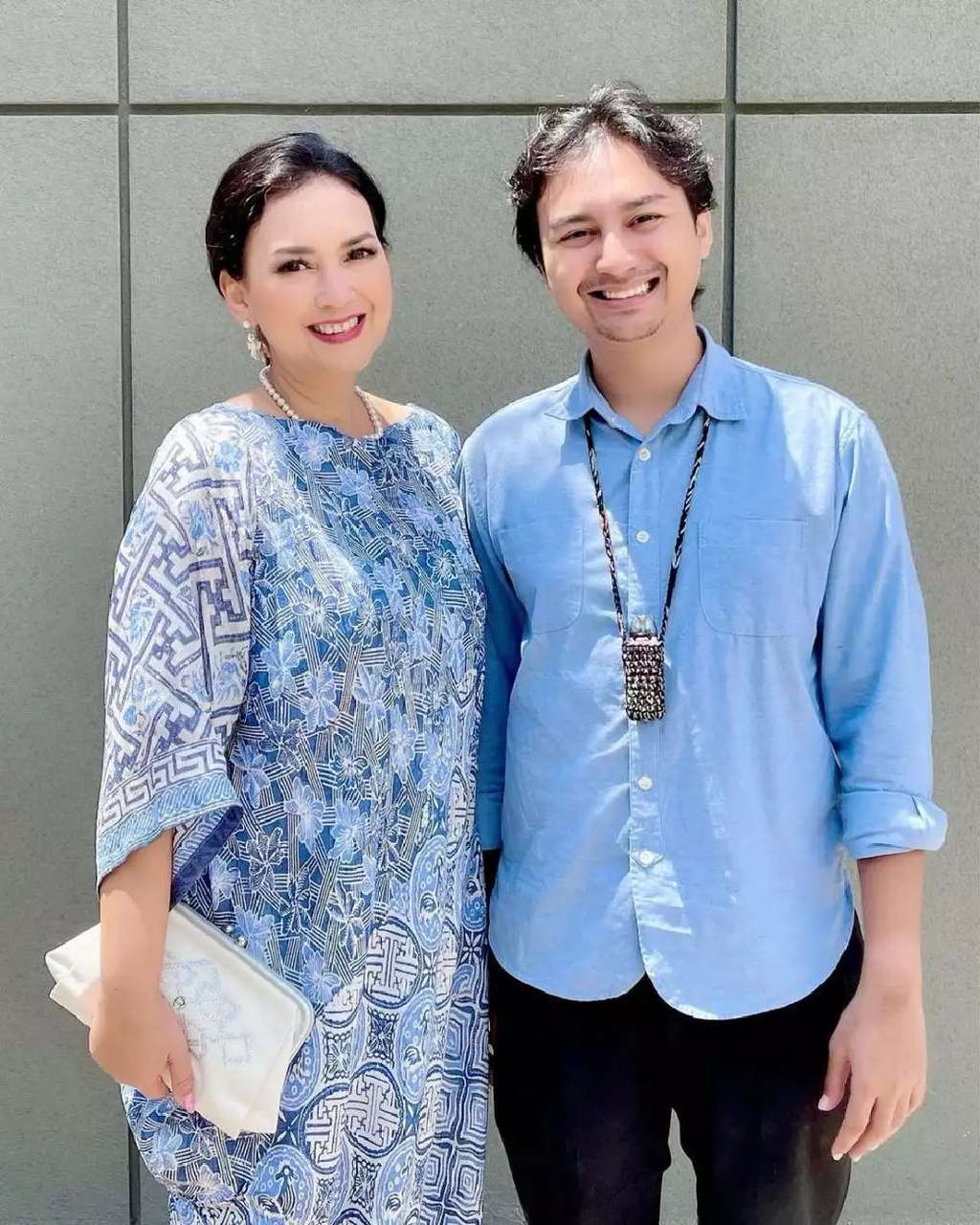 Awet Muda, Potret Seleb Cantik Bareng Putranya, Kerap Dikira Pacar!