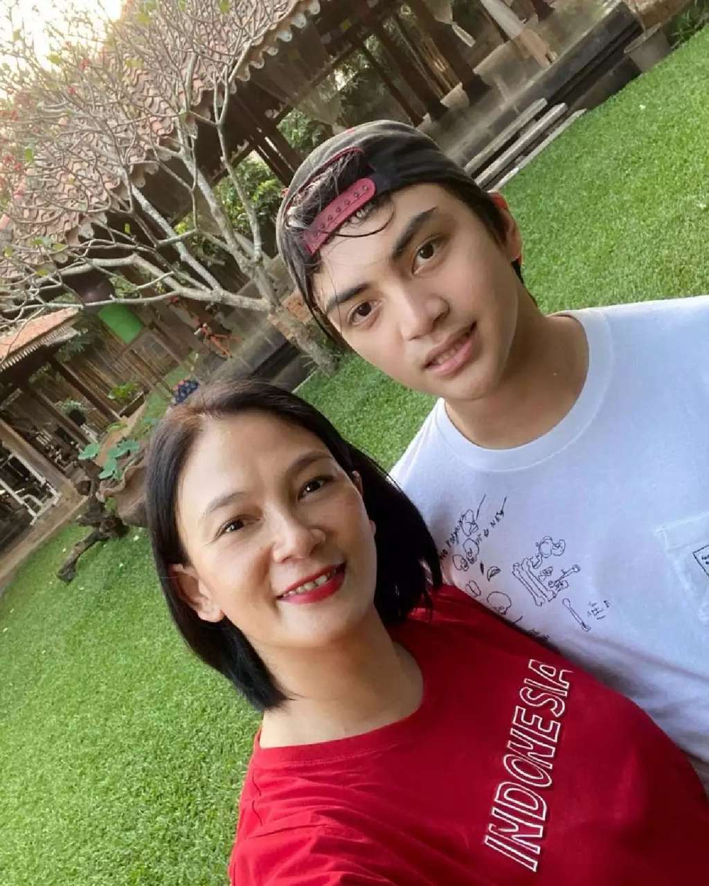 Awet Muda, Potret Seleb Cantik Bareng Putranya, Kerap Dikira Pacar!