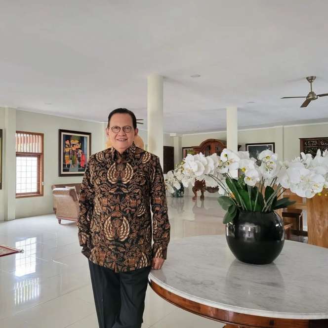 Gaya Artis Ganteng Ini Tetap Modis Meski Sudah jadi Kakek