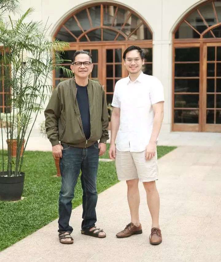Gaya Artis Ganteng Ini Tetap Modis Meski Sudah jadi Kakek