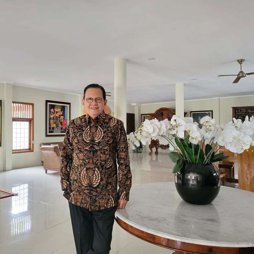 Gaya Artis Ganteng Ini Tetap Modis Meski Sudah jadi Kakek