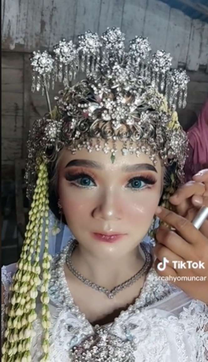 Transformasi Gadis Desa Berkulit Eksotis Dirias MUA Jadi Pengantin Sunda, Dipuji Bak Barbie Hidup!