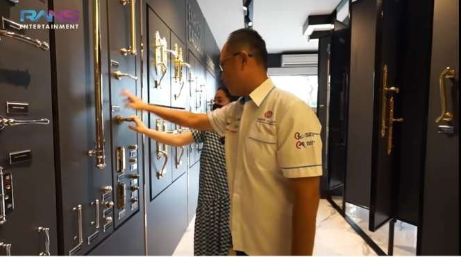 Potret Nagita Slavina Asyik Cari Gagang Pintu Untuk Rumah Baru, Harganya Bikin Kantong Dompet Menjerit!