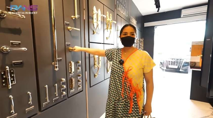Potret Nagita Slavina Asyik Cari Gagang Pintu Untuk Rumah Baru, Harganya Bikin Kantong Dompet Menjerit!