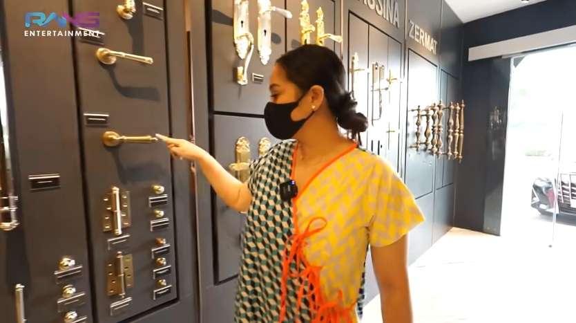 Potret Nagita Slavina Asyik Cari Gagang Pintu Untuk Rumah Baru, Harganya Bikin Kantong Dompet Menjerit!