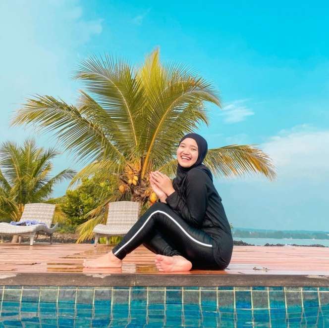 Potret Nabila LIDA Tampil Stylish saat Berenang, Wajah Glowing-nya Makin Terlihat