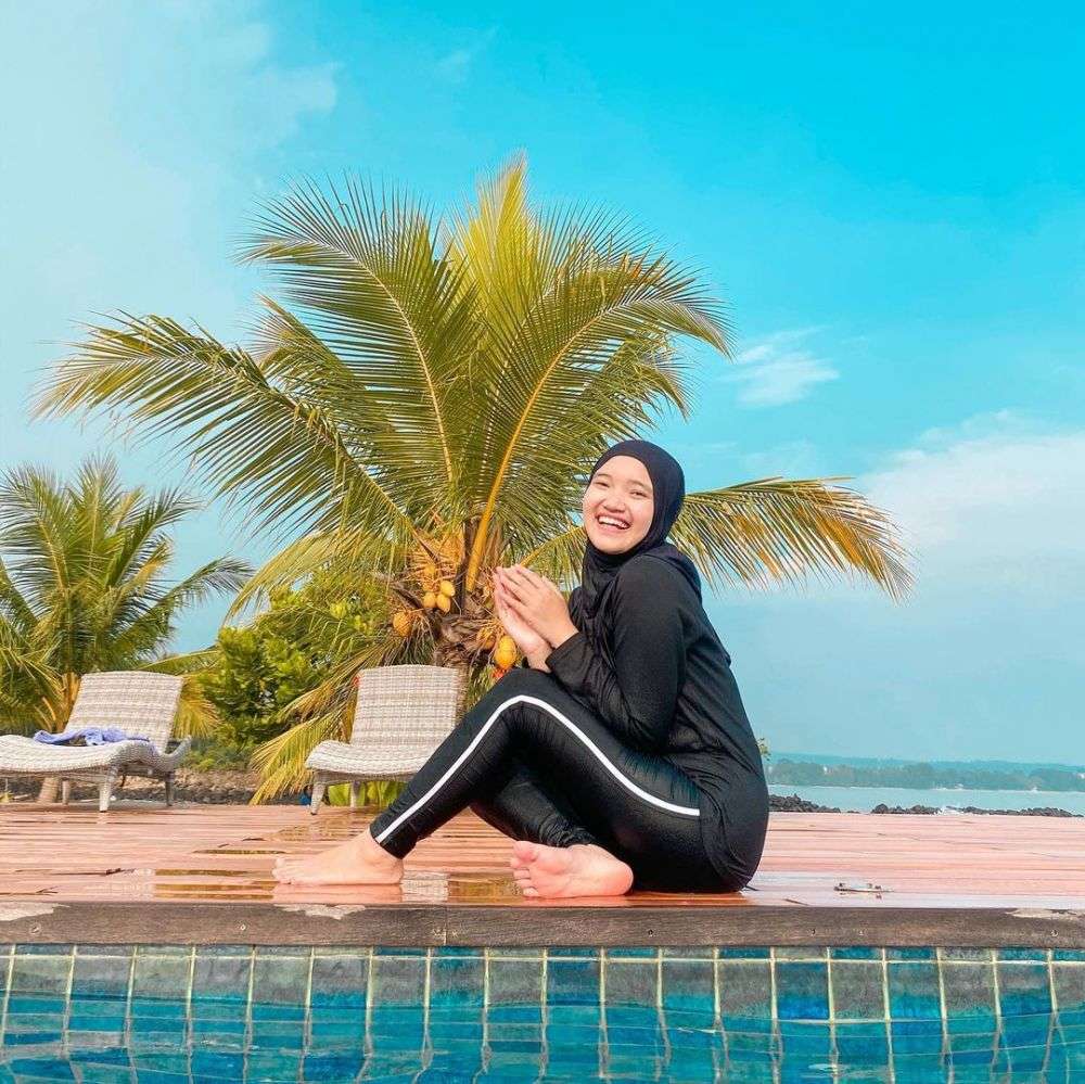 Potret Nabila LIDA Tampil Stylish saat Berenang, Wajah Glowing-nya Makin Terlihat