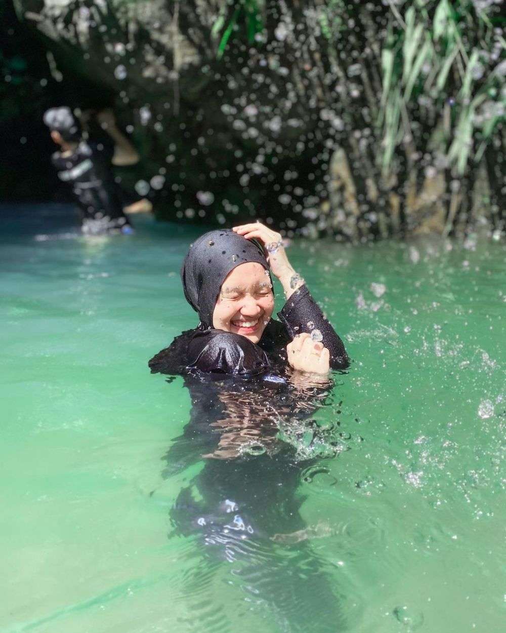 Potret Nabila LIDA Tampil Stylish saat Berenang, Wajah Glowing-nya Makin Terlihat