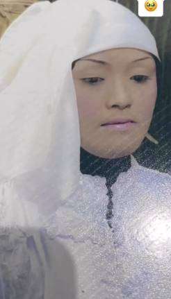 Pengantin ini Dilarang Melihat Kaca Saat di Makeup, Hasilnya Bikin Ngenes!