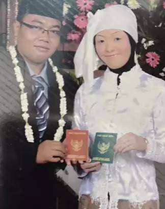 Pengantin ini Dilarang Melihat Kaca Saat di Makeup, Hasilnya Bikin Ngenes!