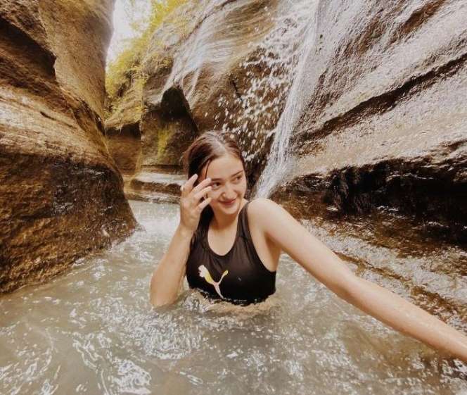 Potret Gaya Selebriti saat Main di Air Terjun, Wulan Guritno Bikin Salfok