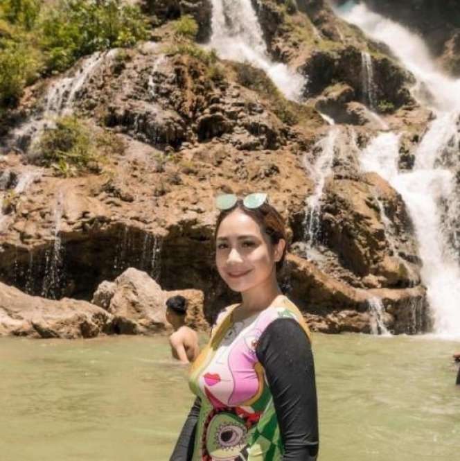 Potret Gaya Selebriti saat Main di Air Terjun, Wulan Guritno Bikin Salfok