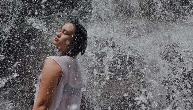 Potret Gaya Selebriti saat Main di Air Terjun, Wulan Guritno Bikin Salfok