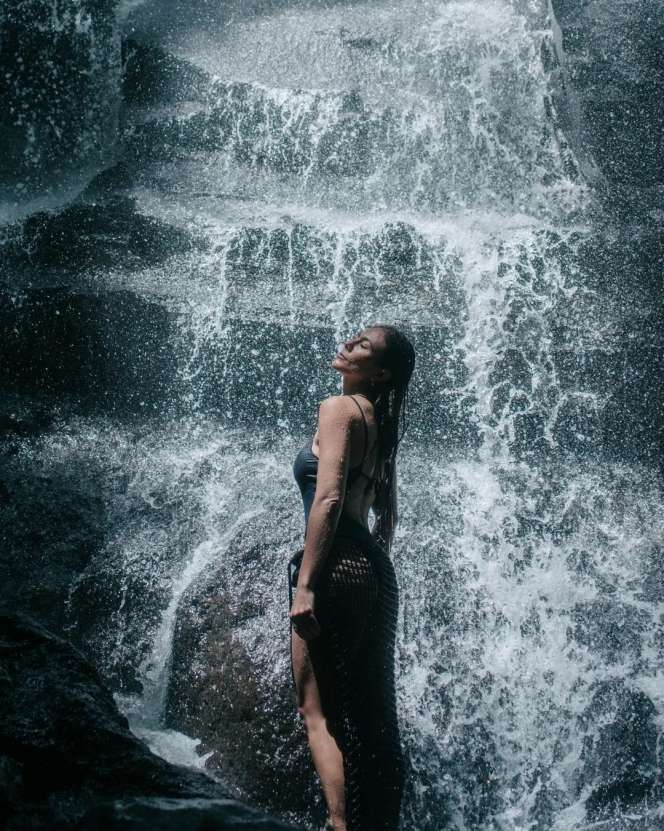 Potret Gaya Selebriti saat Main di Air Terjun, Wulan Guritno Bikin Salfok