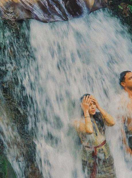 Potret Gaya Selebriti saat Main di Air Terjun, Wulan Guritno Bikin Salfok