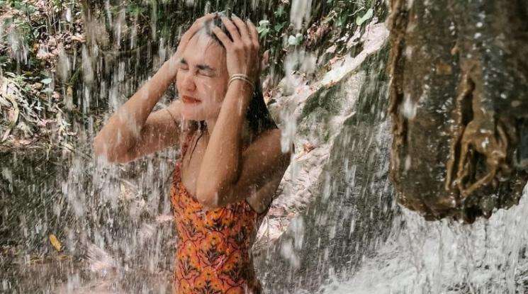 Potret Gaya Selebriti saat Main di Air Terjun, Wulan Guritno Bikin Salfok