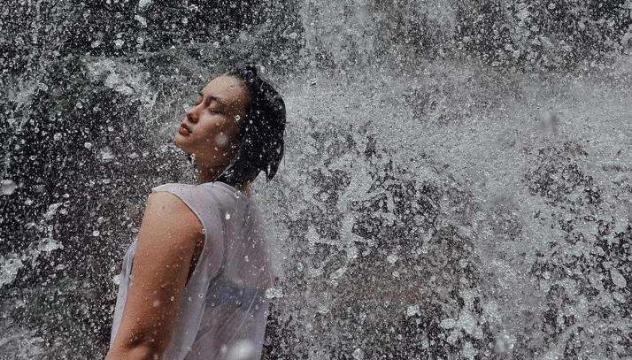 Potret Gaya Selebriti saat Main di Air Terjun, Wulan Guritno Bikin Salfok