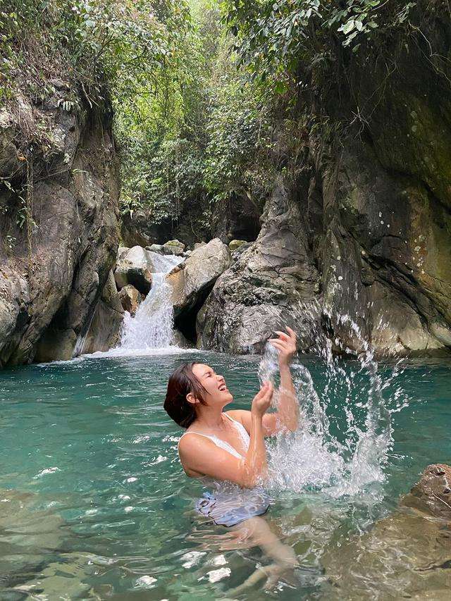 Potret Gaya Selebriti saat Main di Air Terjun, Wulan Guritno Bikin Salfok