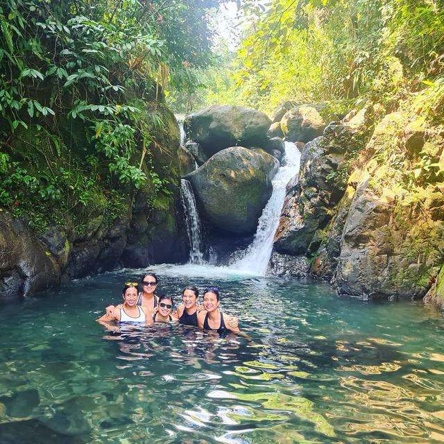 Potret Gaya Selebriti saat Main di Air Terjun, Wulan Guritno Bikin Salfok