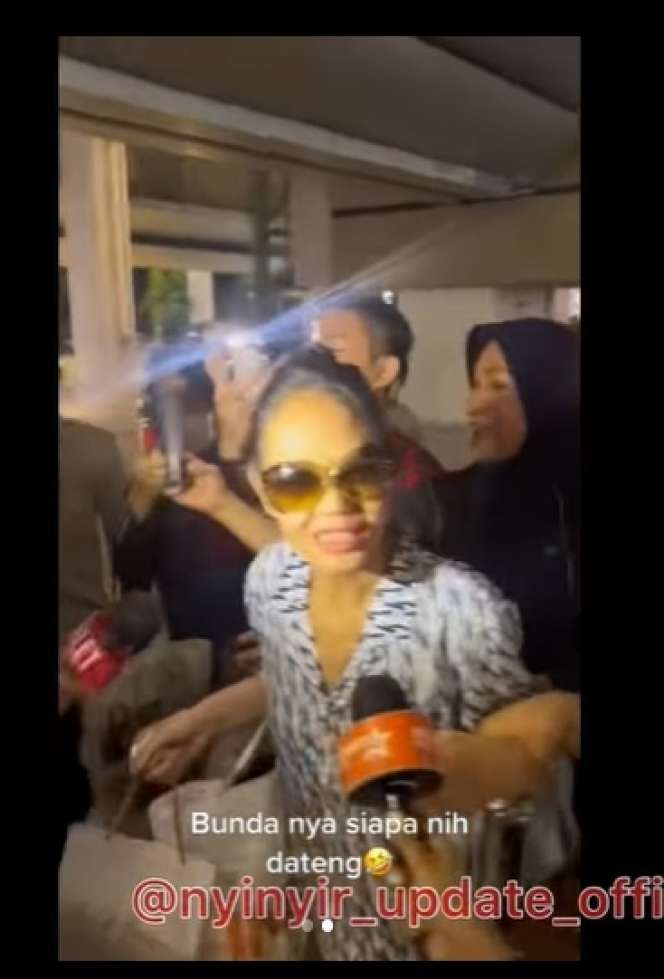 Potret Bunda Corla Saat Tiba di Indonesia, Wajahnya Disebut Mirip Rina Nose!