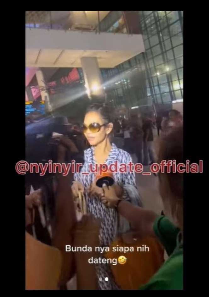 Potret Bunda Corla Saat Tiba di Indonesia, Wajahnya Disebut Mirip Rina Nose!