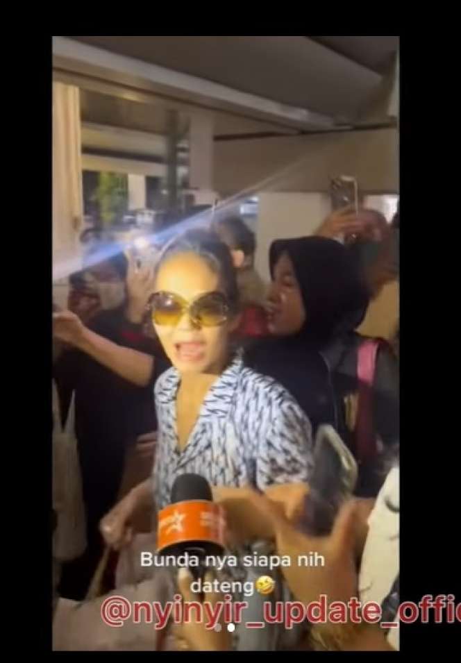 Potret Bunda Corla Saat Tiba di Indonesia, Wajahnya Disebut Mirip Rina Nose!