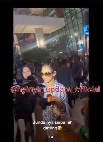 Potret Bunda Corla Saat Tiba di Indonesia, Wajahnya Disebut Mirip Rina Nose!