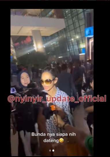 Potret Bunda Corla Saat Tiba di Indonesia, Wajahnya Disebut Mirip Rina Nose!