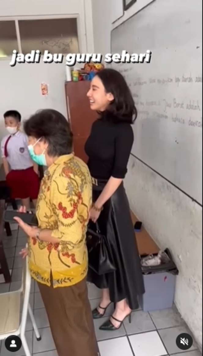 8 Potret Fitria Yusuf `Bos Jalan Tol` Mendadak jadi Guru SD, Penampilannya Bikin Murid Gak Konsen!