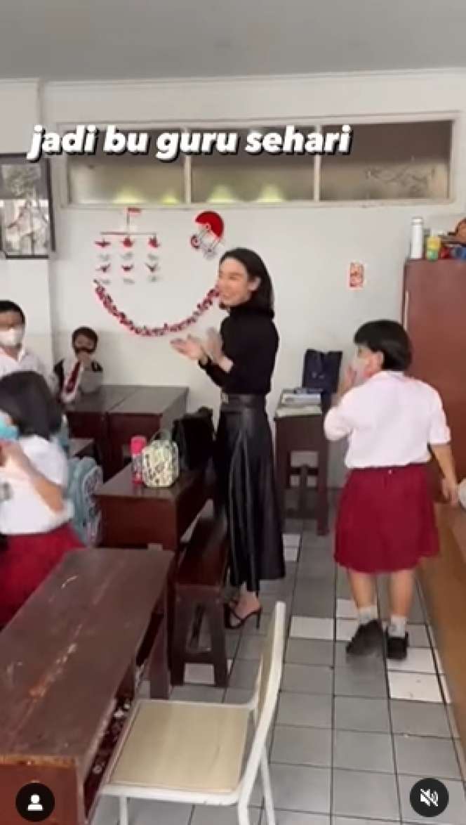 8 Potret Fitria Yusuf `Bos Jalan Tol` Mendadak jadi Guru SD, Penampilannya Bikin Murid Gak Konsen!