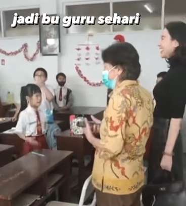 8 Potret Fitria Yusuf `Bos Jalan Tol` Mendadak jadi Guru SD, Penampilannya Bikin Murid Gak Konsen!