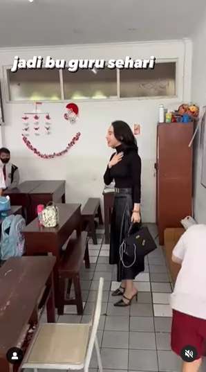 8 Potret Fitria Yusuf `Bos Jalan Tol` Mendadak jadi Guru SD, Penampilannya Bikin Murid Gak Konsen!