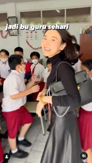 8 Potret Fitria Yusuf `Bos Jalan Tol` Mendadak jadi Guru SD, Penampilannya Bikin Murid Gak Konsen!