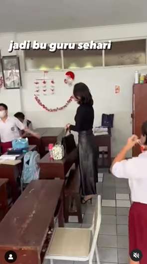 8 Potret Fitria Yusuf `Bos Jalan Tol` Mendadak jadi Guru SD, Penampilannya Bikin Murid Gak Konsen!