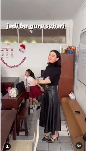 8 Potret Fitria Yusuf `Bos Jalan Tol` Mendadak jadi Guru SD, Penampilannya Bikin Murid Gak Konsen!