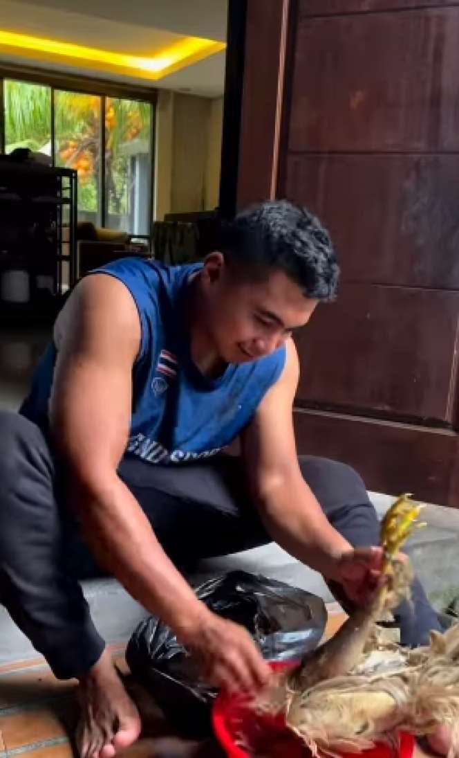 Pengantin Baru, 7 Potret Aprilio Manganang Bersihkan Bulu Ayam Jadi Sorotan, Macho?