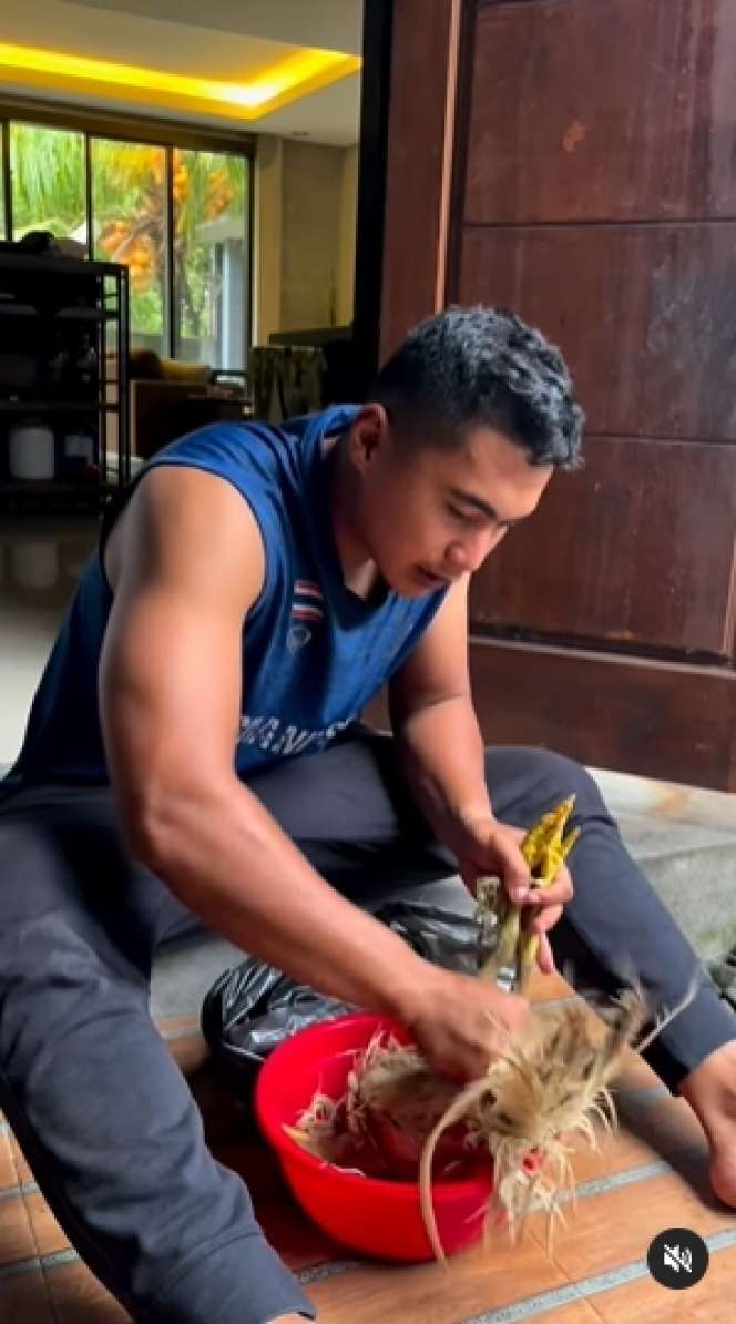 Pengantin Baru, 7 Potret Aprilio Manganang Bersihkan Bulu Ayam Jadi Sorotan, Macho?