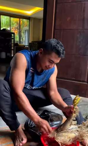 Pengantin Baru, 7 Potret Aprilio Manganang Bersihkan Bulu Ayam Jadi Sorotan, Macho?