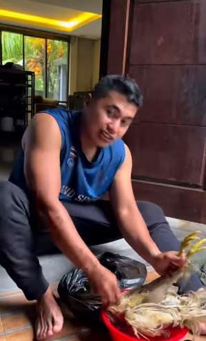 Pengantin Baru, 7 Potret Aprilio Manganang Bersihkan Bulu Ayam Jadi Sorotan, Macho?