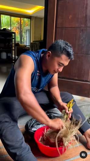 Pengantin Baru, 7 Potret Aprilio Manganang Bersihkan Bulu Ayam Jadi Sorotan, Macho?