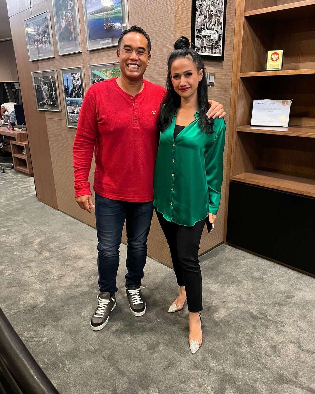 Potret Jasmine Bergmann Asisten Pribadi Keluarga Bakrie yang Punya Tubuh Body Goals