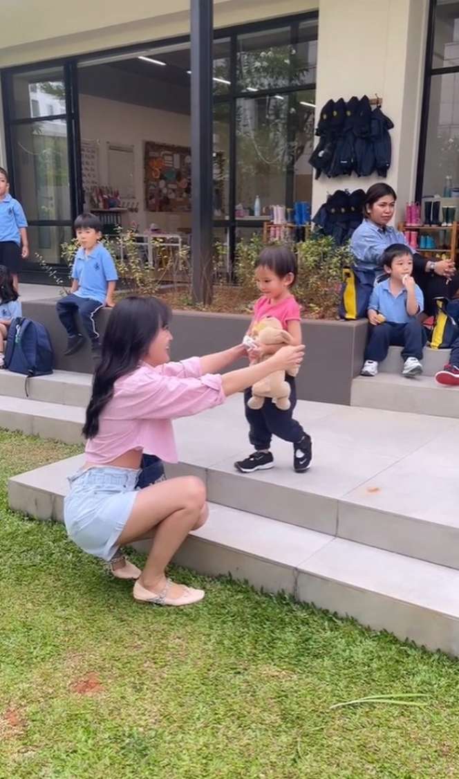 Potret Shandy Aulia Saat Antar Jemput Claire di Sekolah, Penampilannya Bikin Salah Fokus!