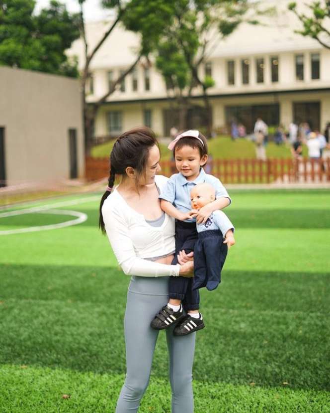 Potret Shandy Aulia Saat Antar Jemput Claire di Sekolah, Penampilannya Bikin Salah Fokus!