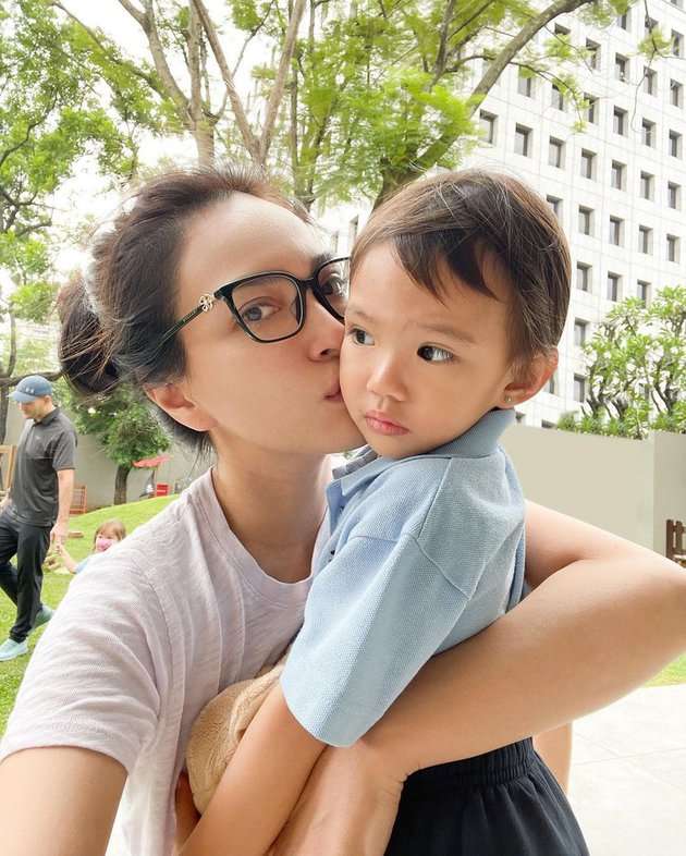 Potret Shandy Aulia Saat Antar Jemput Claire di Sekolah, Penampilannya Bikin Salah Fokus!