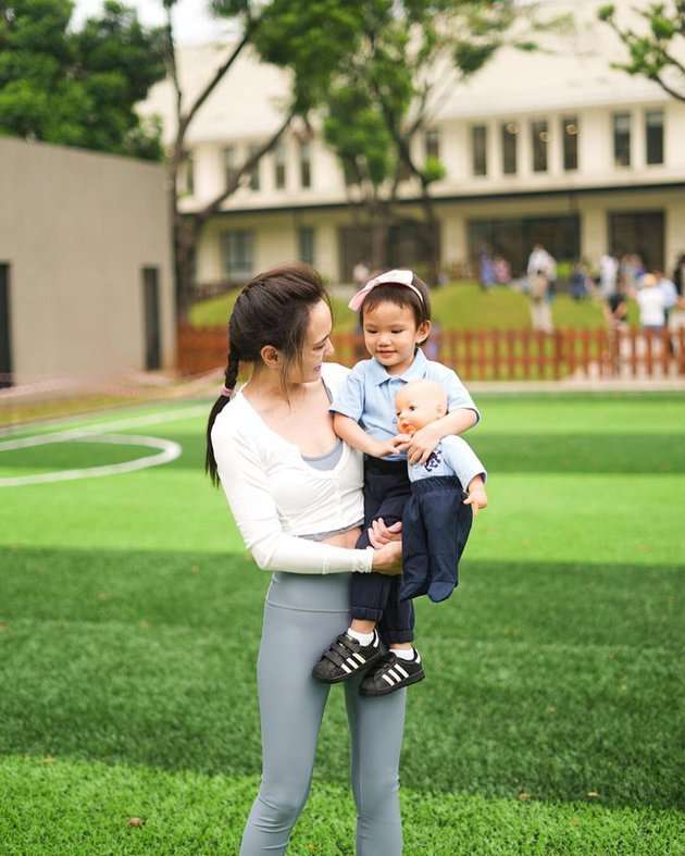 Potret Shandy Aulia Saat Antar Jemput Claire di Sekolah, Penampilannya Bikin Salah Fokus!