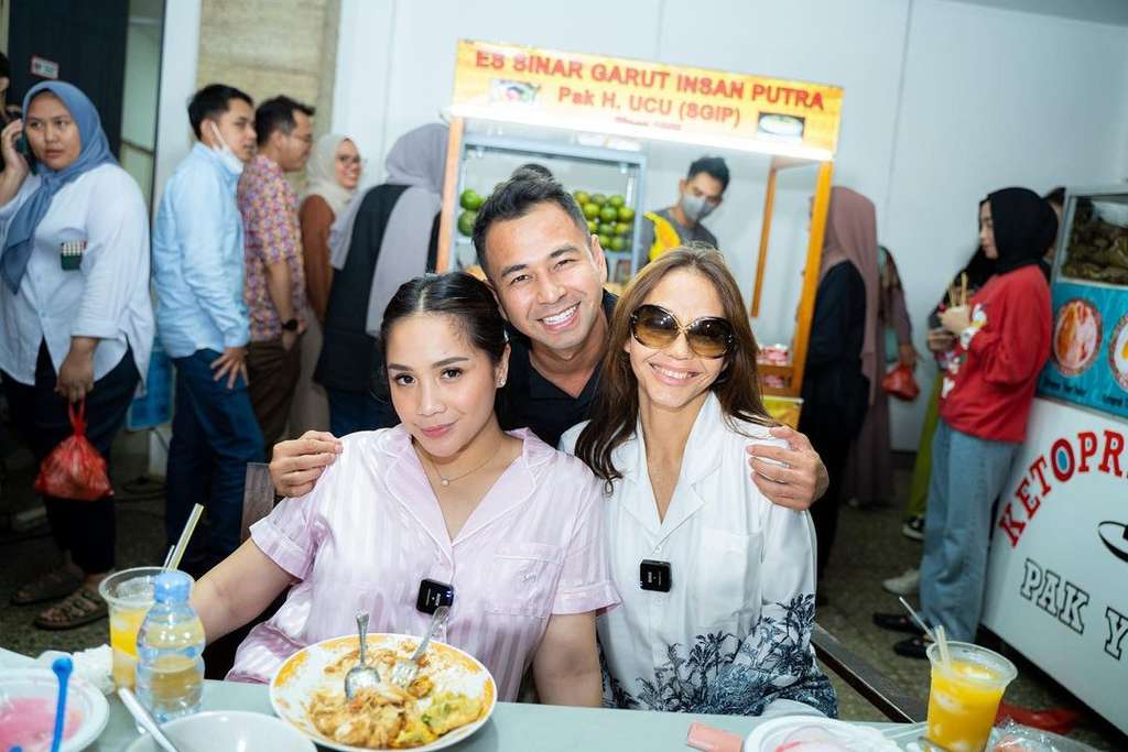 11 Momen Bunda Corla Ketemu Raffi-Nagita, Diberi Barang-Barang Branded, Cium Rafathar Bak Cucu Sendiri