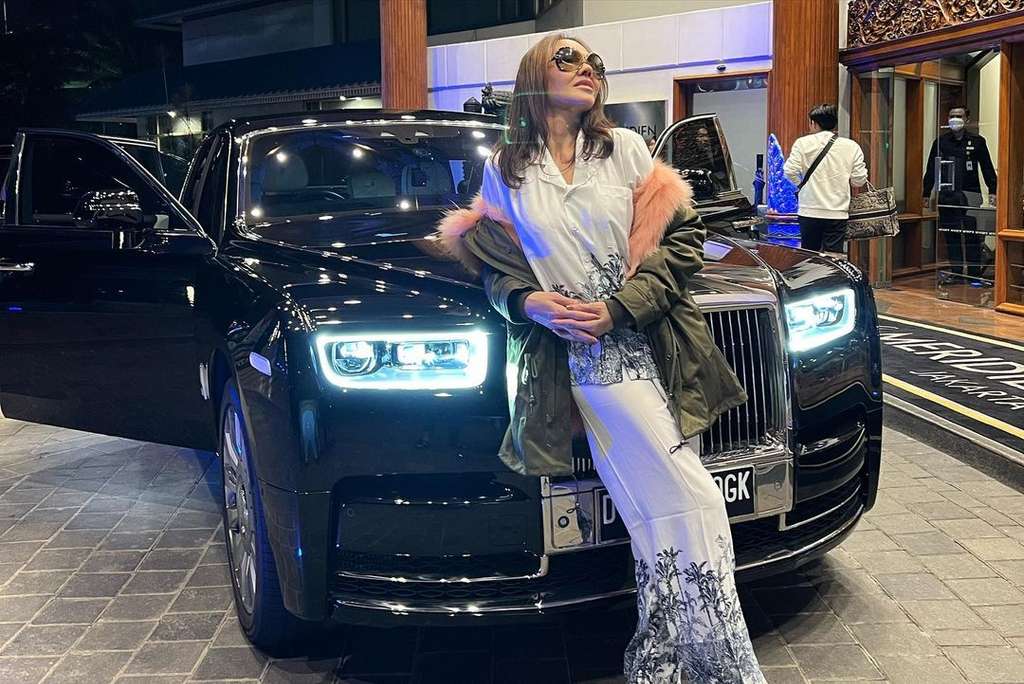 11 Momen Bunda Corla Ketemu Raffi-Nagita, Diberi Barang-Barang Branded, Cium Rafathar Bak Cucu Sendiri