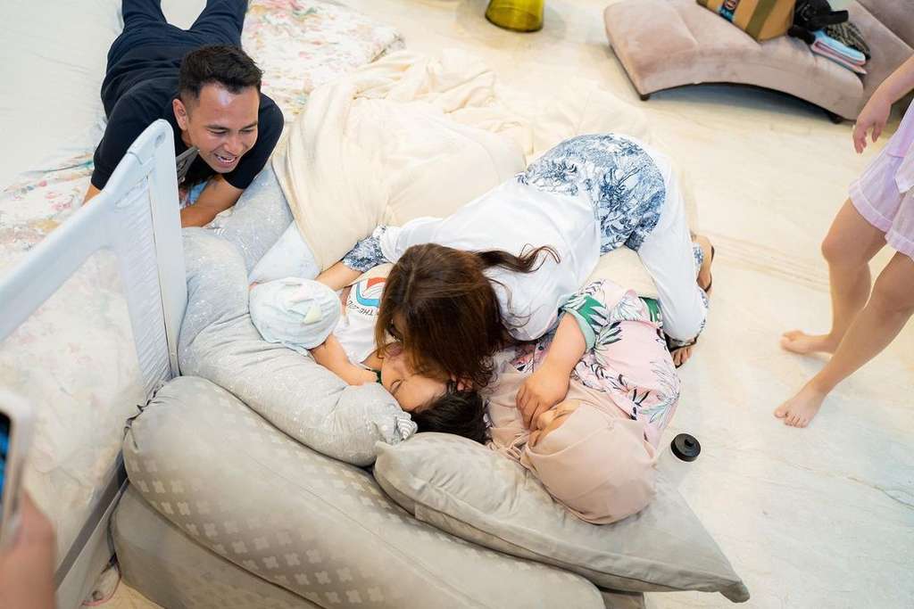 11 Momen Bunda Corla Ketemu Raffi-Nagita, Diberi Barang-Barang Branded, Cium Rafathar Bak Cucu Sendiri