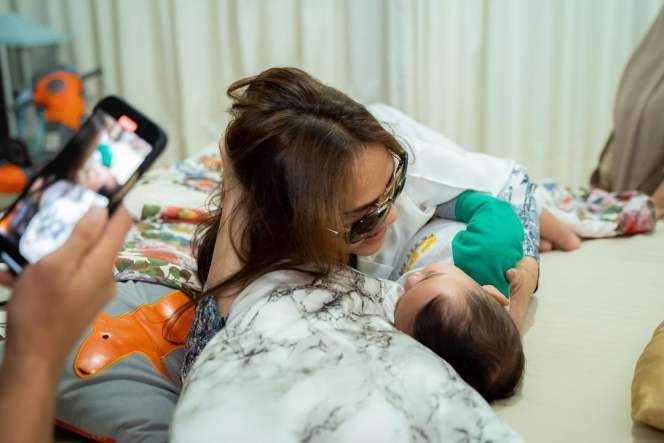 11 Momen Bunda Corla Ketemu Raffi-Nagita, Diberi Barang-Barang Branded, Cium Rafathar Bak Cucu Sendiri
